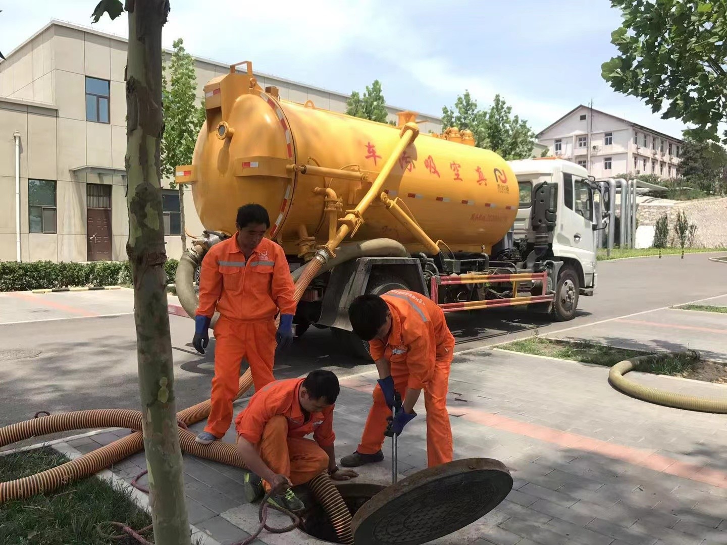 武定管道疏通车停在窨井附近