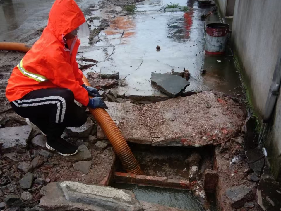 武定专业清理污水池 炜誉市政以规范流程守护城市 “肠道”