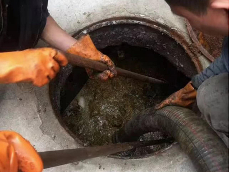 武定清理化粪池时如何避免沼气的危害？